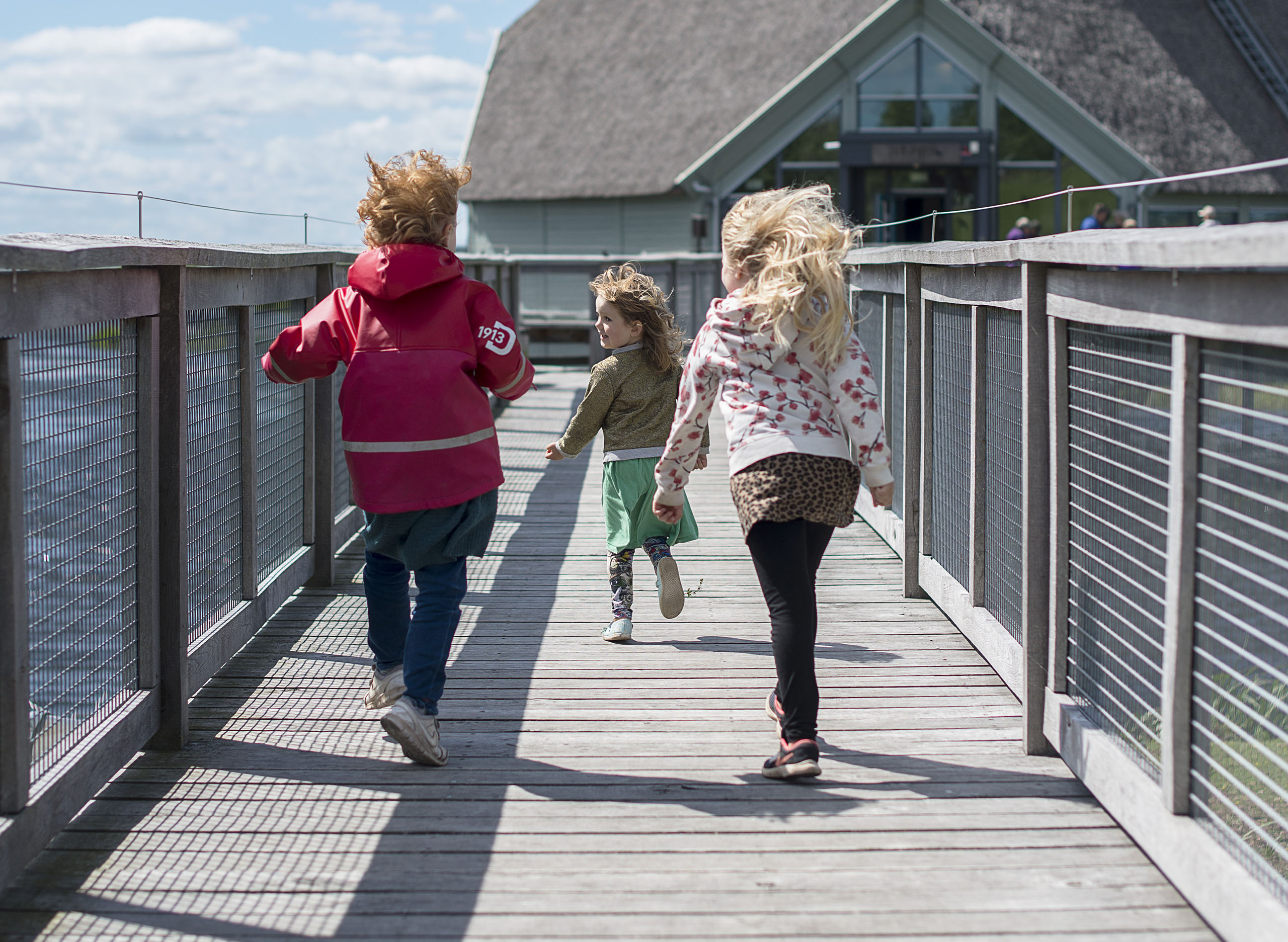 Barn som springer mot naturum. Foto.