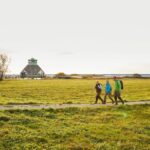 vandring med naturums byggnad i bakgrunden