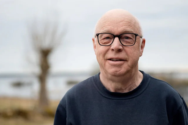🌳Efter 49 år i naturvårdens roll - nu går Thomas Uvesten i pension 

En av Hornborgasjöns verkliga trotjänare går nu i pension. Naturvårdaren Thomas Uvesten har vigt hela sitt yrkesliv åt att arbeta praktiskt med att sköta och restaurera natur. Thomas, som är uppväxt i Sätuna, trivdes redan som barn vid sjön som bland annat lockade med fin is för bandyspel om vintrarna. 

Som 16-åring började han sedan arbeta med naturvård och redan 1984 utförde han de första arbetet vid sjön och tog ner skog inför bygget av naturum. Sedan 1999 har han arbetat med förvaltning av naturen här. Han har under många år varit en fantastiskt omtyckt arbetsledare som med sin omtänksamhet och kunnighet lett arbetet framåt. 

Vi vill rikta ett stort varmt tack för allt det som du har gjort för naturvården och för Hornborgasjön! 

📸 Foto: Josefin Nilsson
