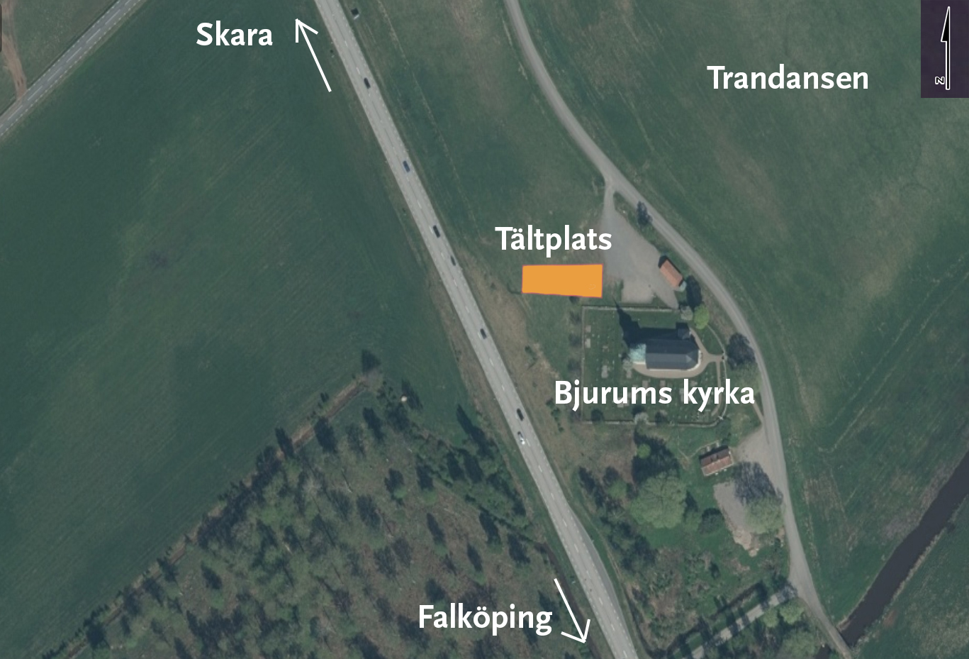 Tältplatsen ligger utanför Bjurums kyrka. Kartvy.